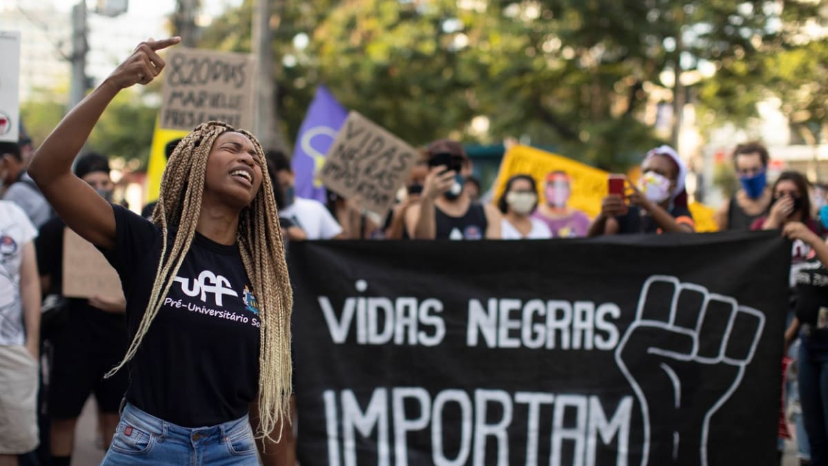 Během června vypukly protesty proti policejnímu násilí a rasismu také v Brazílii. 