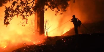 Požáry v Kalifornii: 200 lidí evakuovaly helikoptéry, byl vyhlášen stav nouze