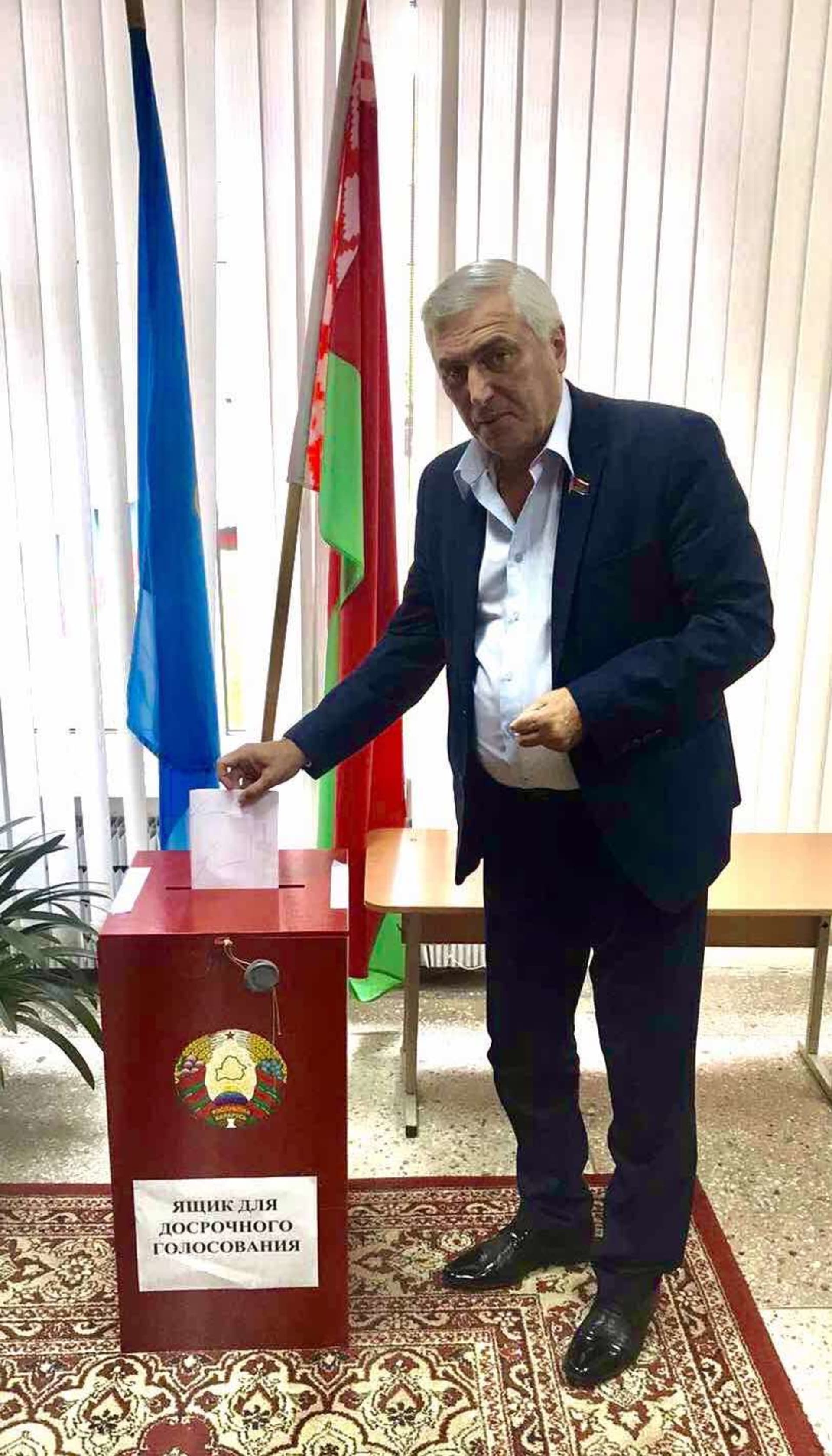 Tengiz Dumbadze vhazuje svůj hlas do urny při prezidentských volbách v srpnu 2020.