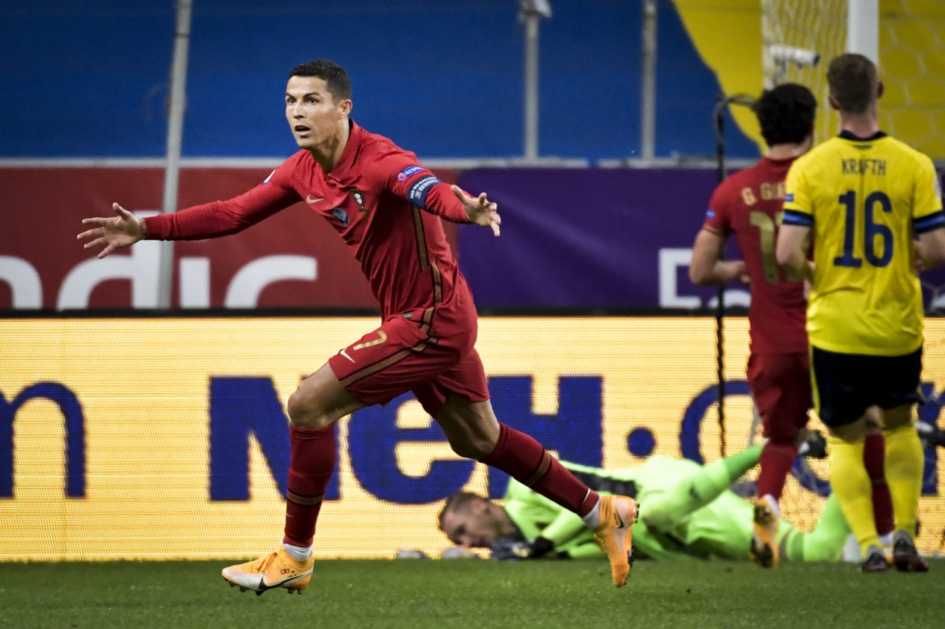 Portugalský fotbalista Cristiano Ronaldo se raduje z jubilejního stého gólu za národní tým.