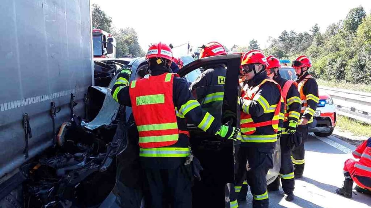 Při nehodě osobního auta a kamionu na D2 u Brna museli hasiči jednoho člověka vyprošťovat.