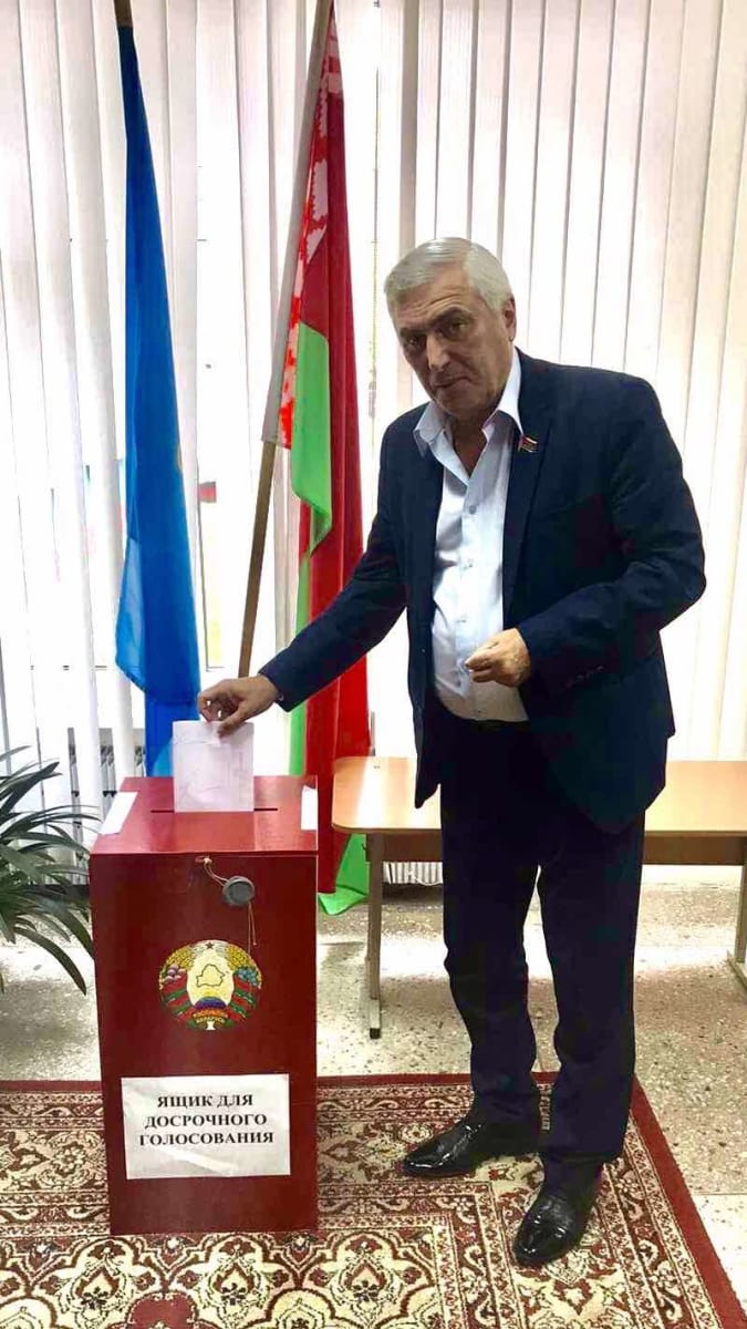 Tengiz Dumbadze vhazuje svůj hlas do urny při prezidentských volbách v srpnu 2020.