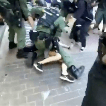 Policisté v Hongkongu srazili k zemi 12letou dívku.