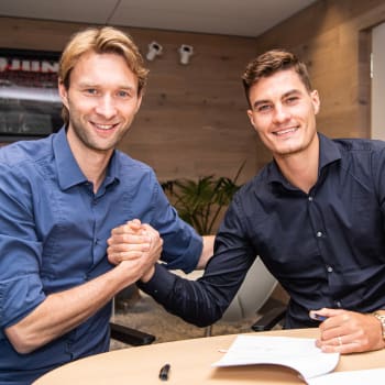 Patrik Schick (vpravo) je novou posilou německého Bayeru Leverkusen