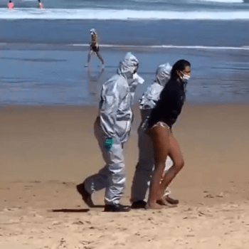 Na pláži ve Španělsku zatkli policisté nakaženou ženu