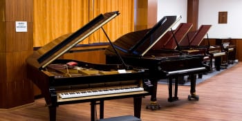 Miliardář Komárek koupil od Petrofu piana odmítnutá Čínou. Dostanou je české školy 