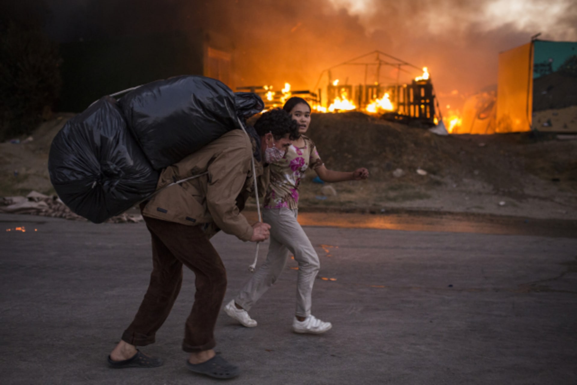 Uprchlíci na útěku z hořícího uprchlického tábora