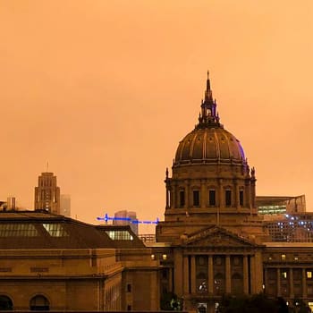 San Francisco získalo kvůli požárům oranžovou barvu.