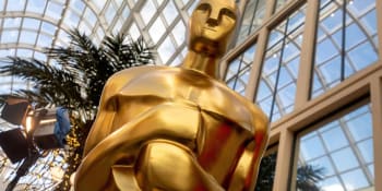 Oscary za nejlepší herecké výkony mají McDormandová a Hopkins. Slaví i Země nomádů