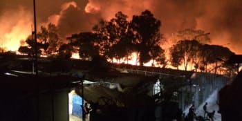 Uprchlický tábor Moria na ostrově Lesbos zachvátil požár. Hoří obytné kontejnery