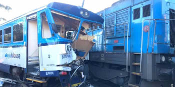 Vlak se srazil u Domažlic se servisním strojem. Na místě je 20 zraněných