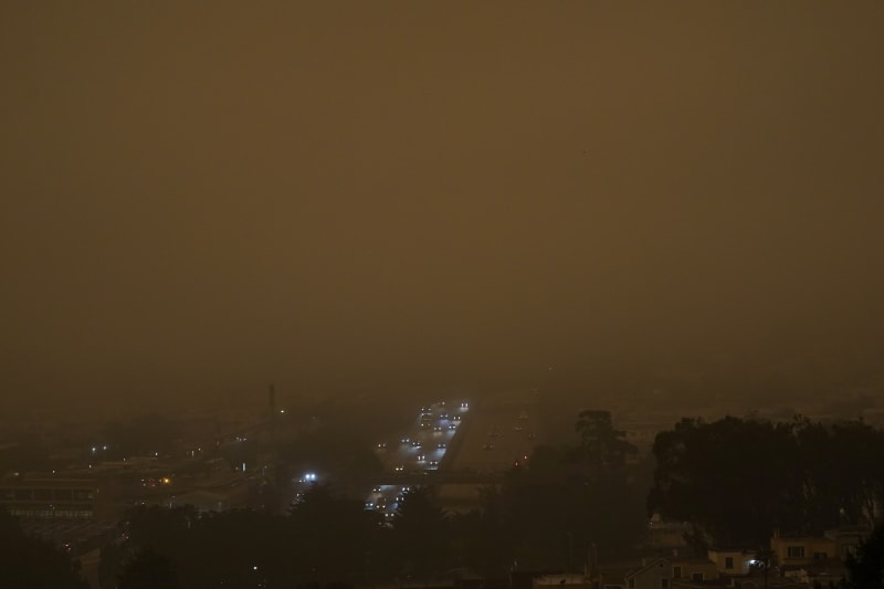 San Francisco pohltila sépiová tma.