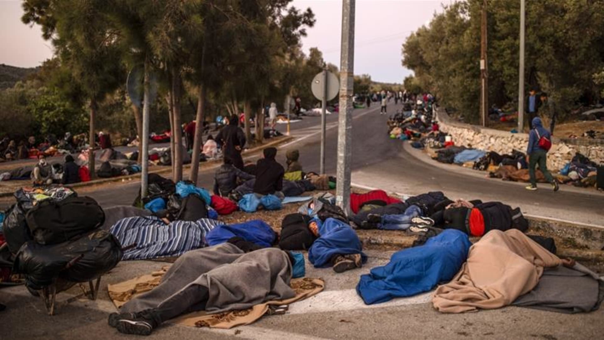 Migranti z vyhořelého uprchlického tábora Moria na řeckém ostrově Lesbos.