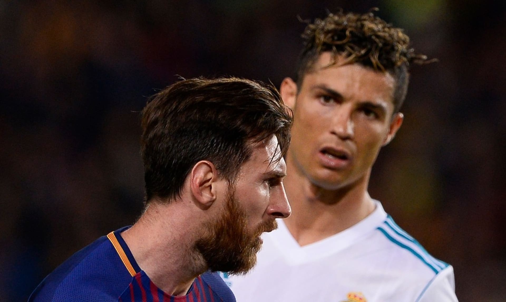 Lionel Messi (vpředu) dostal pro hru FIFA 21 znovu vyšší celkové hodnocení než Cristiano Ronaldo.