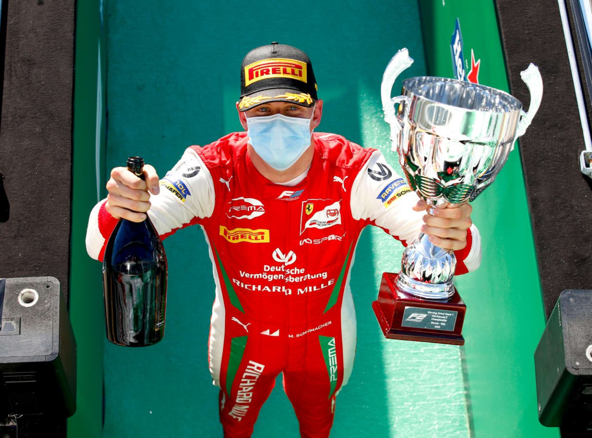 Mick Schumacher se raduje z vítězství ve Velké ceně Itálie formule 2 v září 2020 na okruhu v Monze.