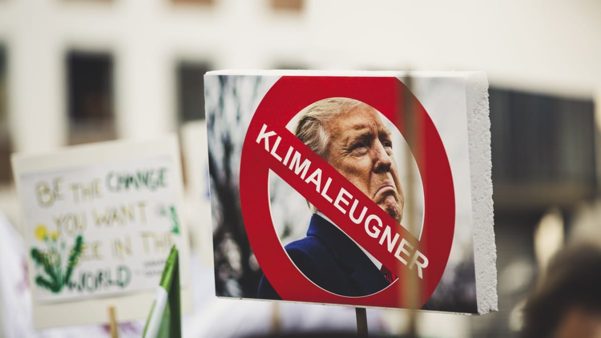 Donald Trump byl na demonstracích za klima označován v Německu slovem Klimaleugner, tedy popírač klimatických změn. To napodobuje termín Holocaustleugner, tedy popírač holokaustu.
