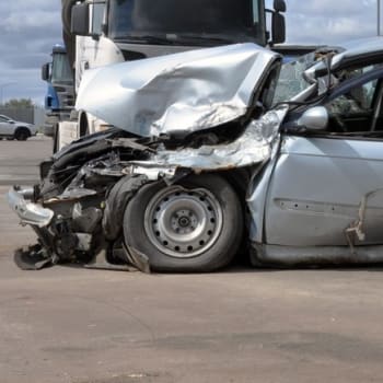Nehoda náklaďáku a auta