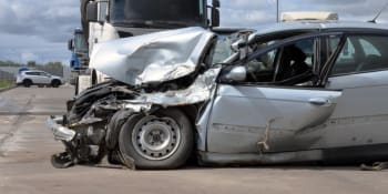 Vážná nehoda na Kroměřížsku: Srazilo se osobní a nákladní auto, jeden člověk zemřel