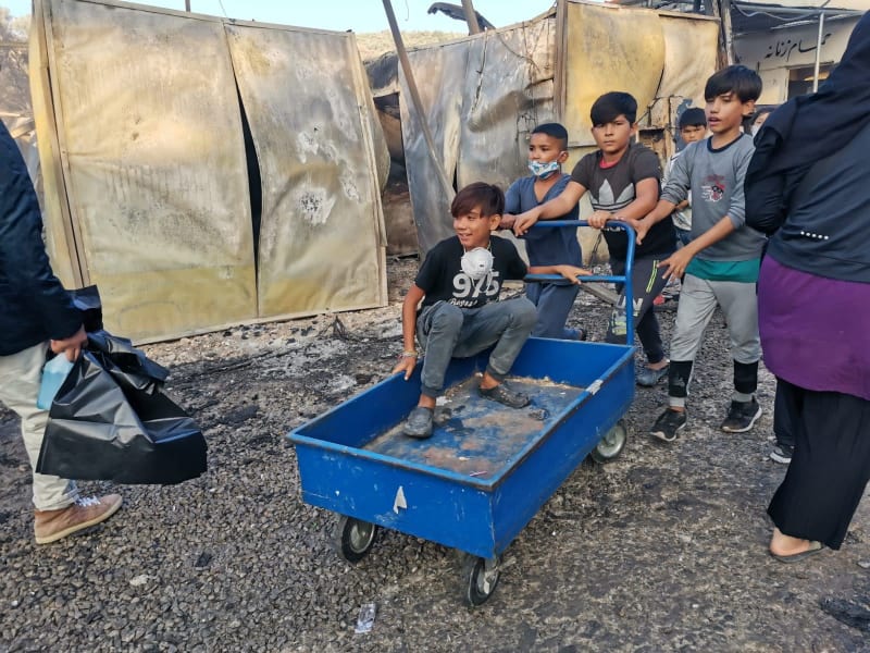 Uprchlický tábor Moria na ostrově Lesbos, který ve středu zničil rozsáhlý požár, opustila skupina asi 400 nezletilých bez doprovodu dospělých.