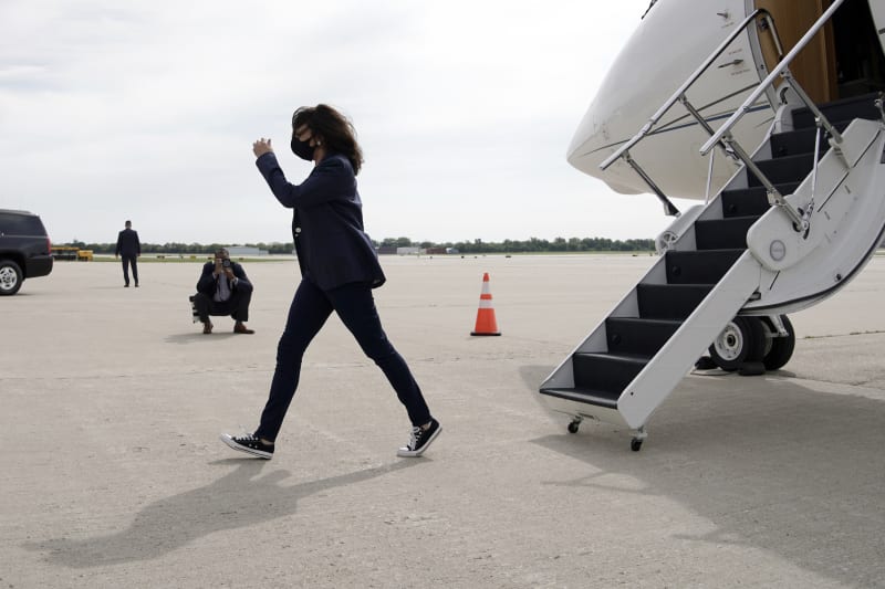 Kandidátka na americkou viceprezidentku Kamala Harrisová kráčí z letadla po přistání v Milwaukee.