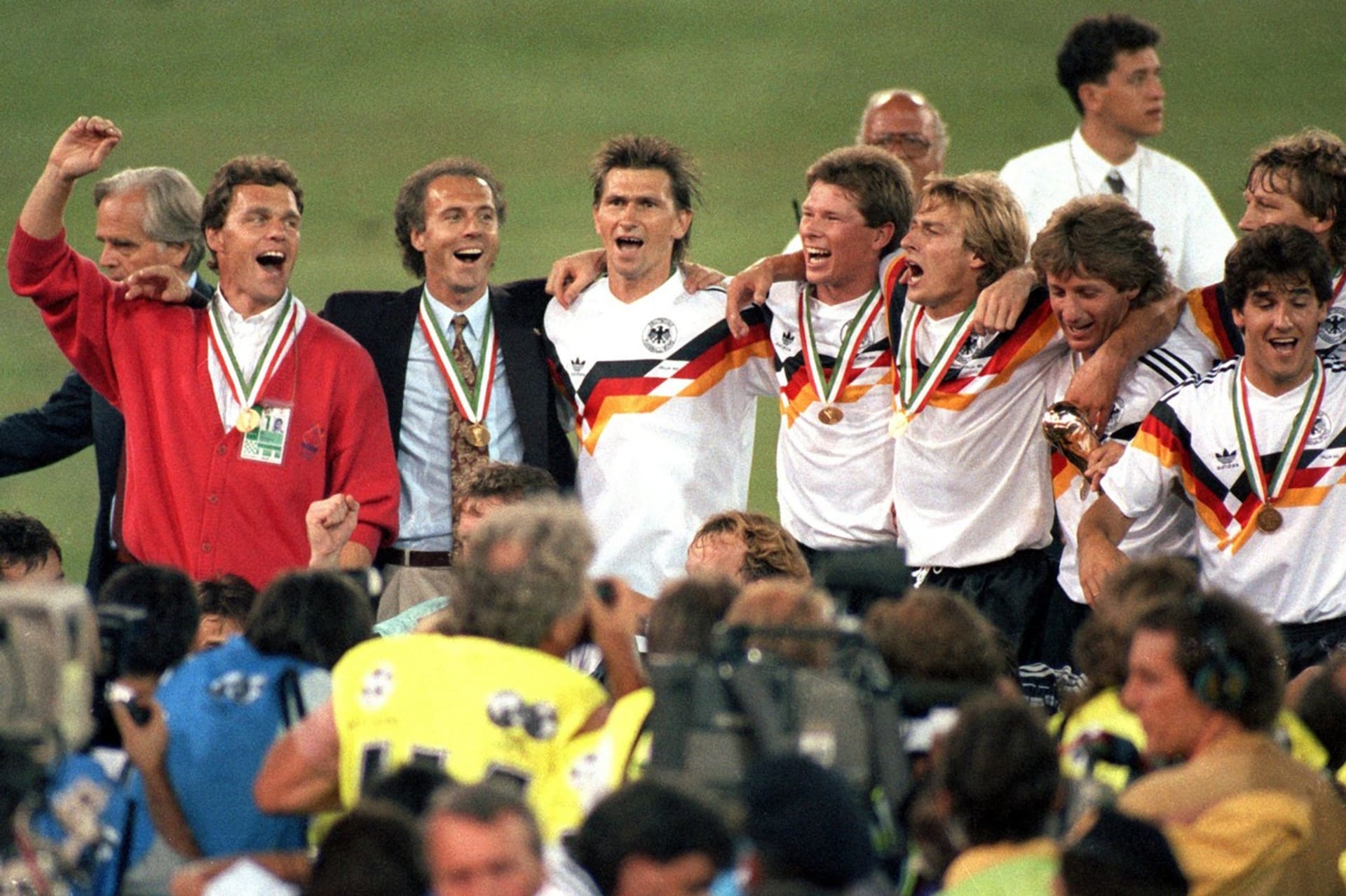 Teamchef Franz Beckenbauer (třetí zleva) slaví se hráči vítězství na mistrovství světa 1990 v Itálii.