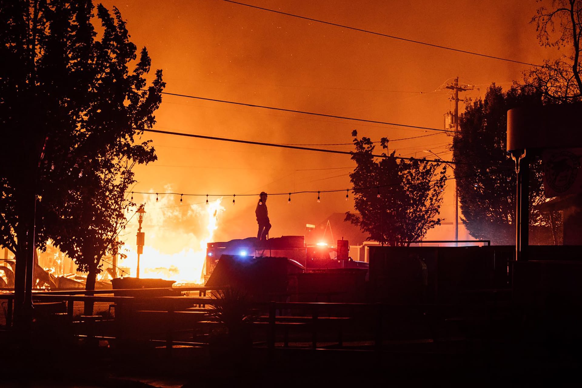Budovy města Talent v Oregonu pohlcují plameny.