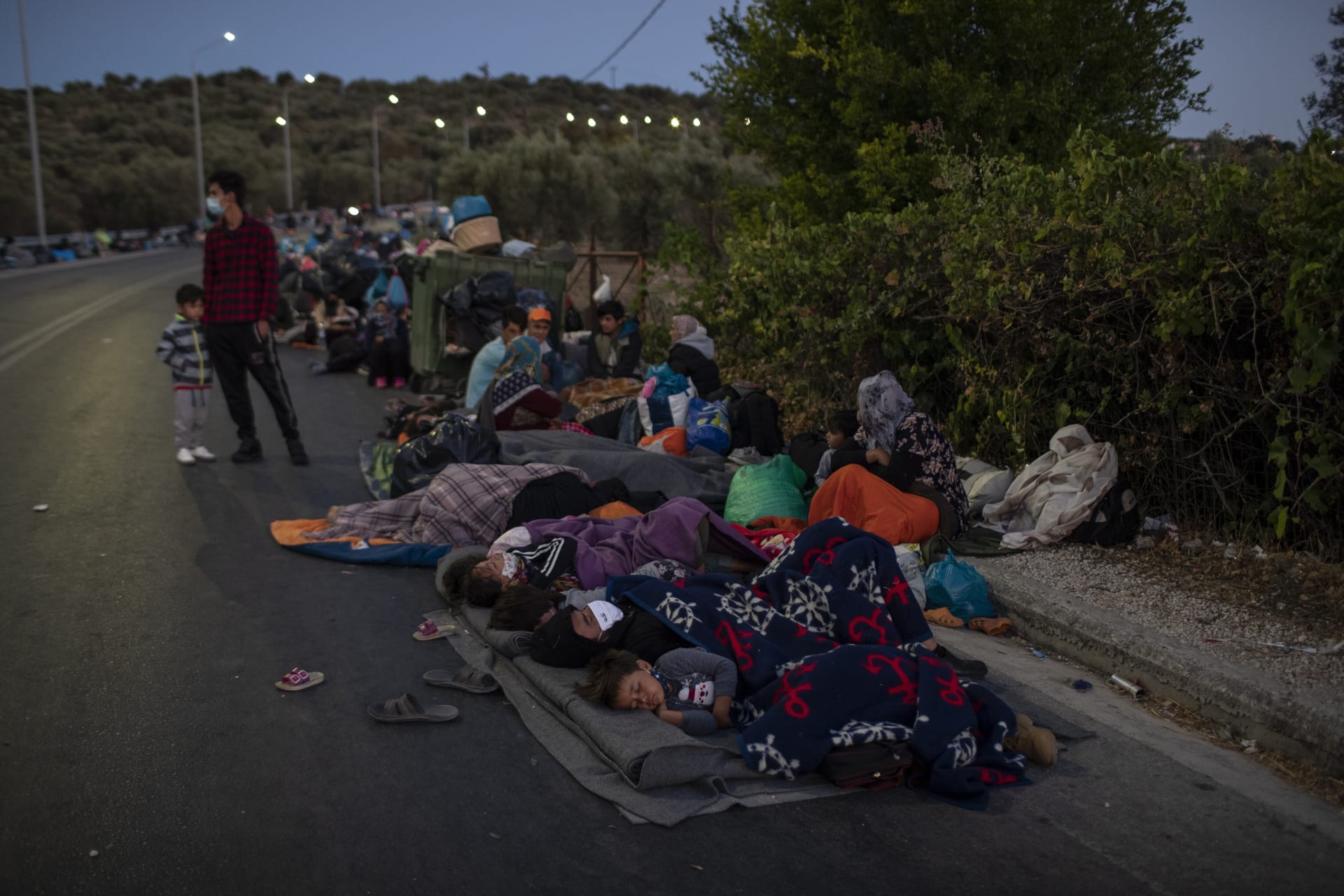 Stovky migrantů si stihly zachránit jen holé životy. Nezbyly jim ani základní potraviny, nebo náhradní oblečení. Jejich situace je zoufalá. 