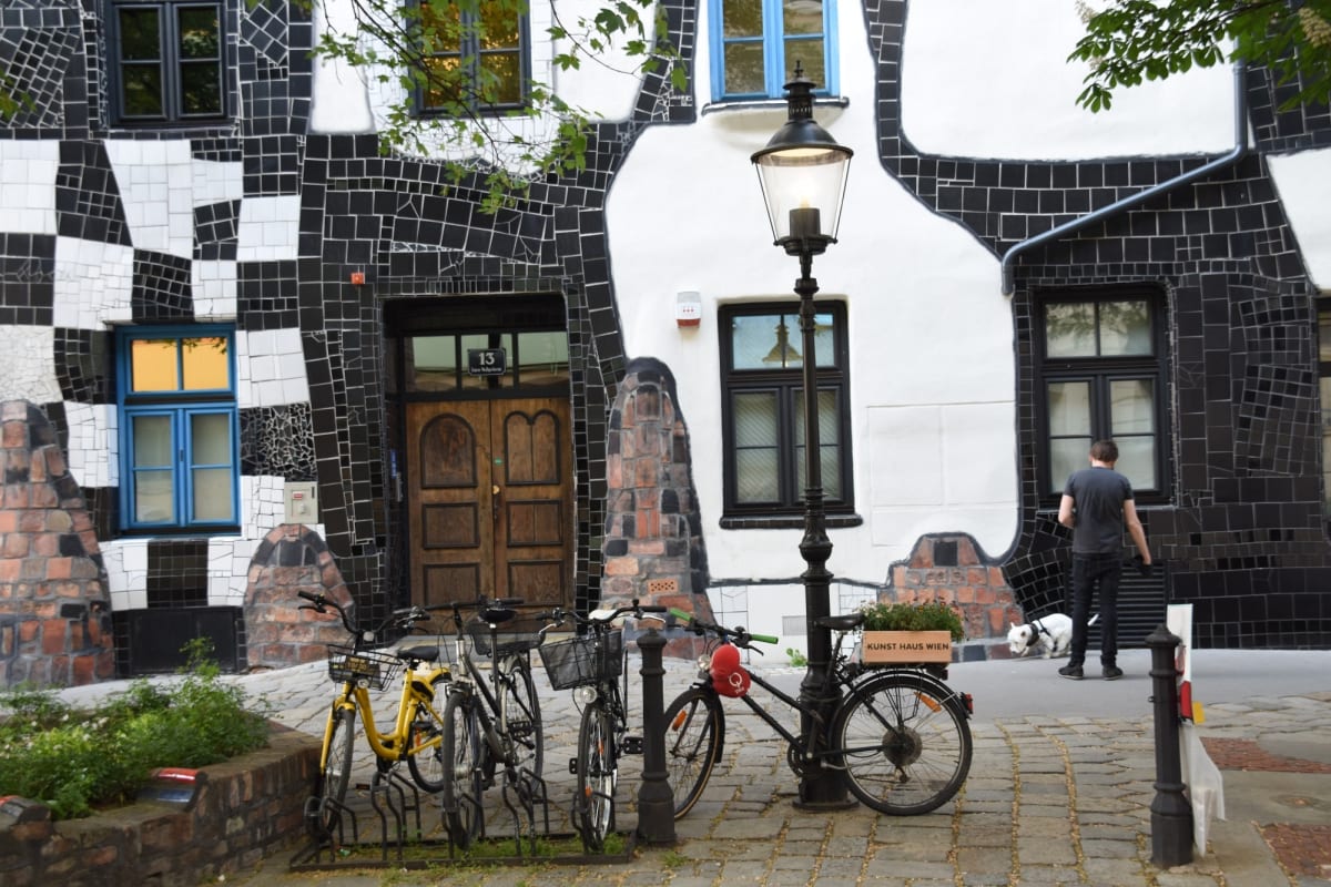 Hundertwasserhaus  poněkud křivolaká architektura