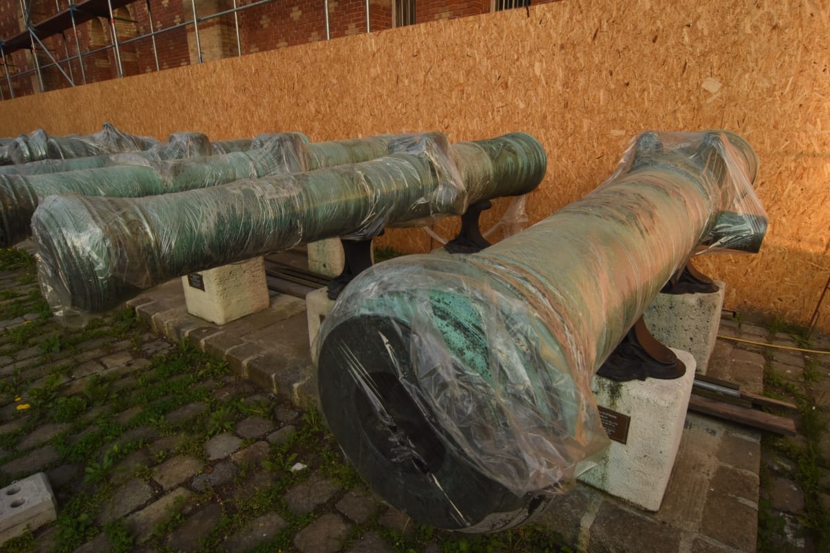 Lodní kanóny před Muzeem vojenské historie