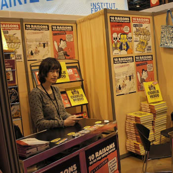 Stánek Charlie Hebdo na knižní veletrhu v Paříži v roce 2012.