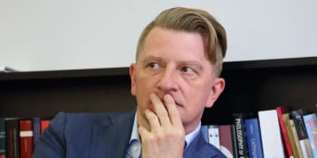 Ve Sněmovně potkáte komerčního fašistu nebo fanynku Ortelu, říká Jiří Padevět