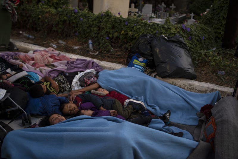 Migranti spí na silnici poblíž uprchlického tábora Moria na severovýchodním ostrově Lesbos v Řecku. Přišli o všechno. 