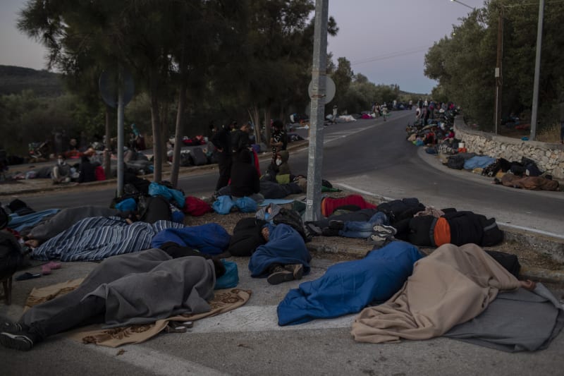 Situace těchto lidí je naprosto kritická. Migranti spí na silnicích poblíž spáleného uprchlického tábora Moria na řeckém ostrově Lesbos.