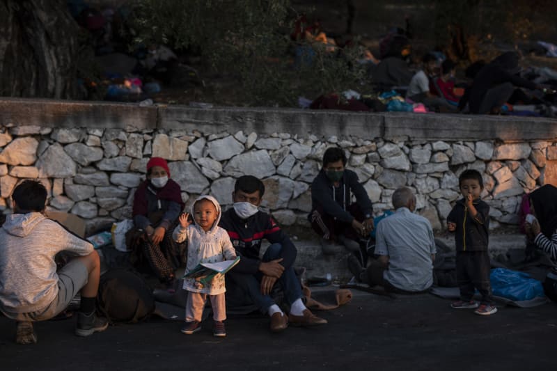 Migranti se shromáždili na cestě poblíž spáleného uprchlického tábora Moria. Čekají na jakoukoli pomoc. 