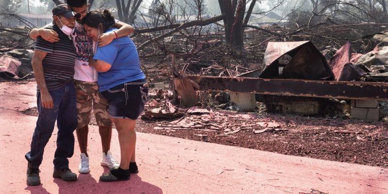  Maria Centeno (vpravo) z Mexika, pláče na rameni souseda Hectora Rocheta uprostřed místa, kde dřív stály jejich zničené mobilní domy. Městem Talent v Oregonu se prohnal pustošivý požár.