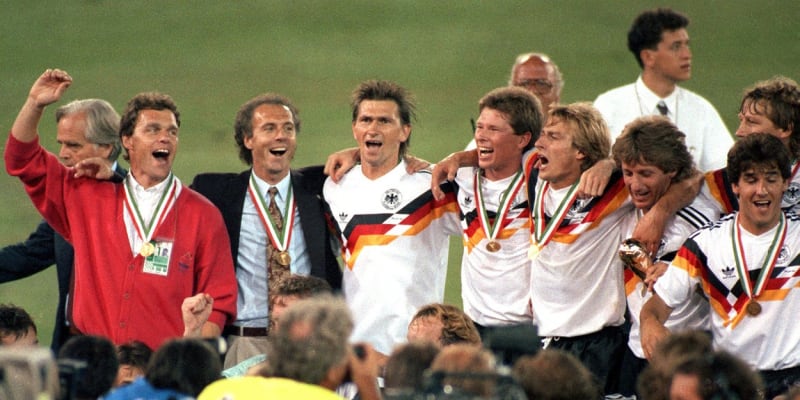 Teamchef Franz Beckenbauer (třetí zleva) slaví se hráči vítězství na mistrovství světa 1990 v Itálii.
