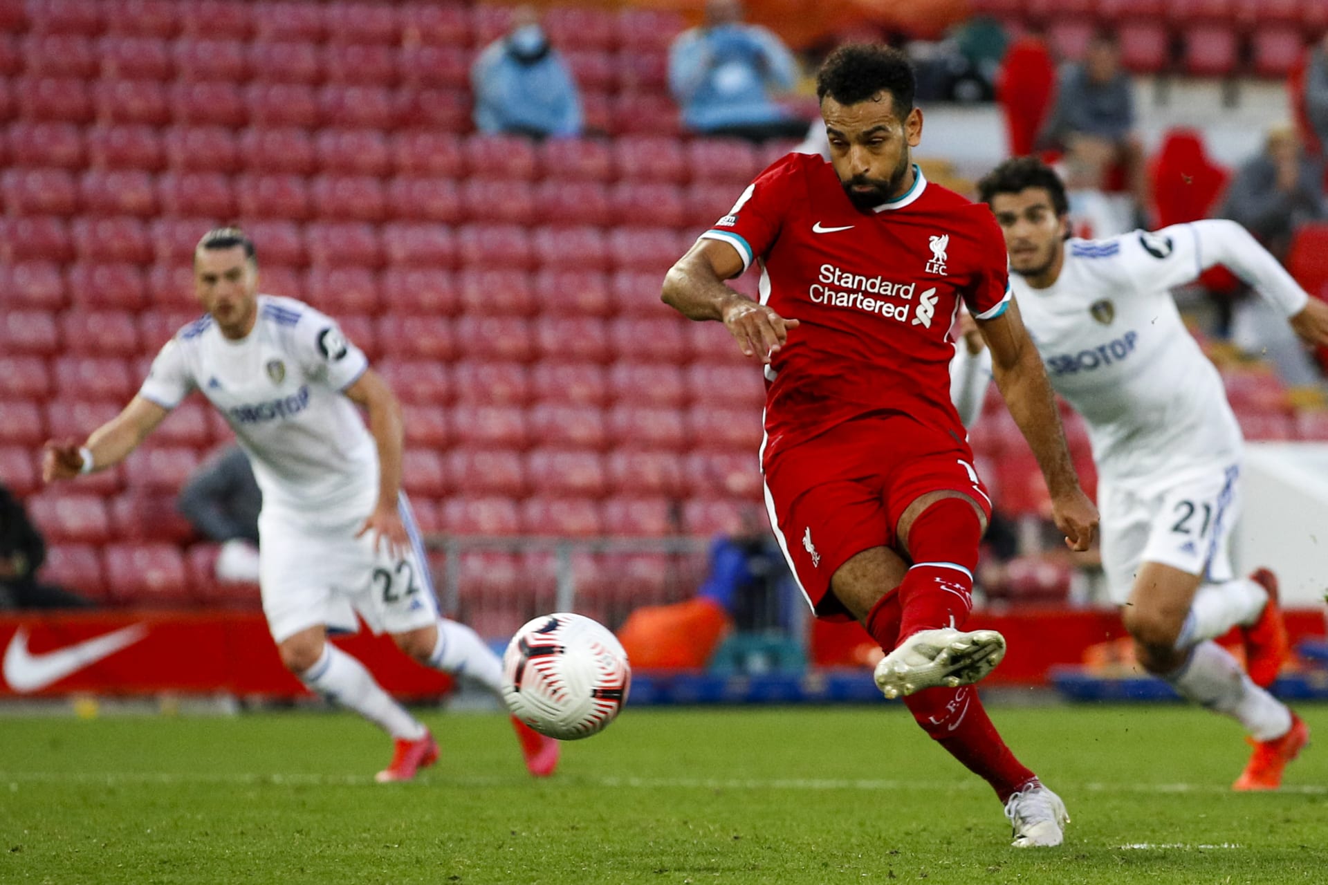 Muhamad Salah z FC Liverpool proměňuje penaltu a střílí čtvrtý gól do sítě Leeds United v prvním kole anglické Premiér League, který svému klubu zajistil vítězství.