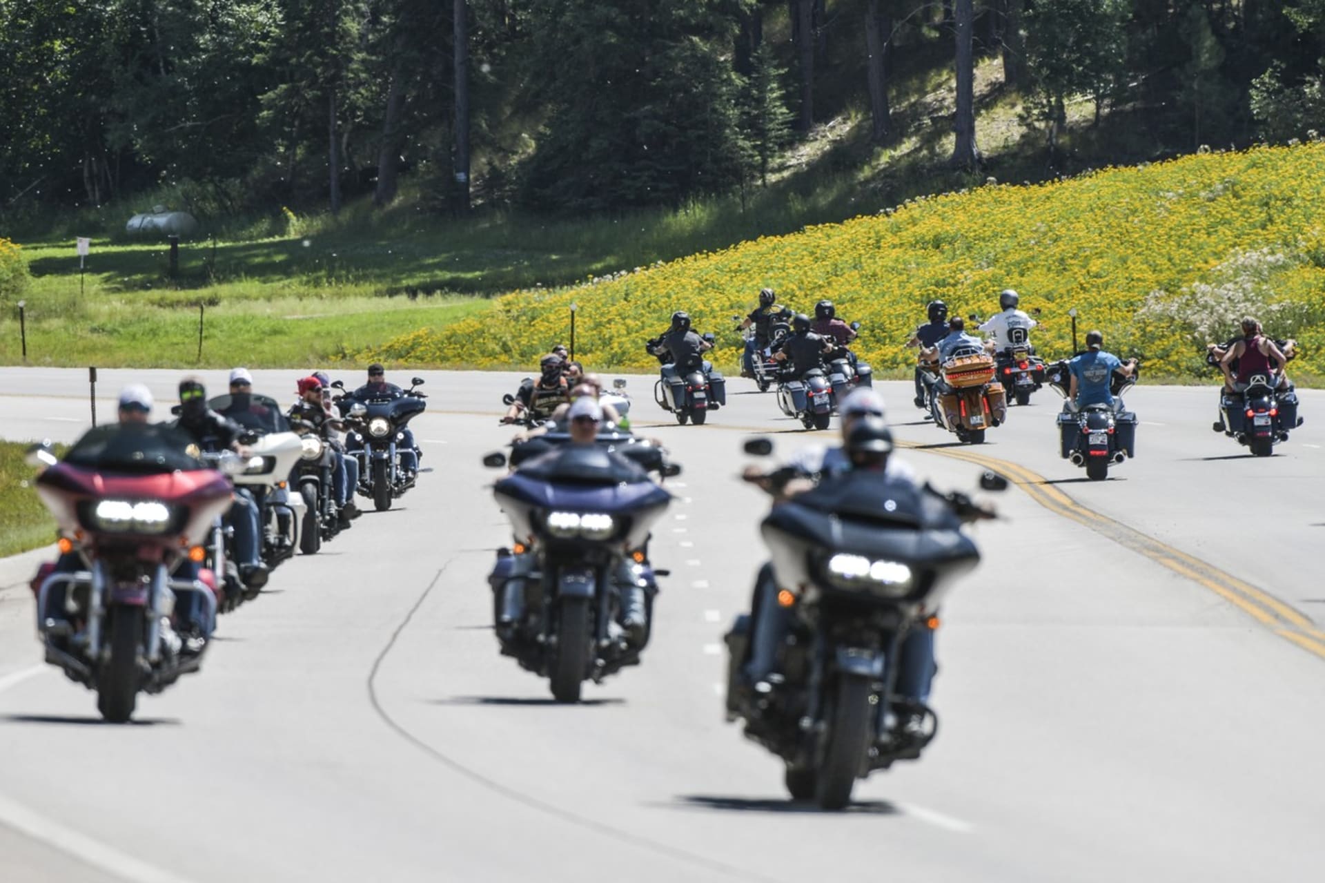 Desítky motokářů přijíždějí na 80. ročník srazu Sturgis Motorcycle Rally v Jižní Dakotě.