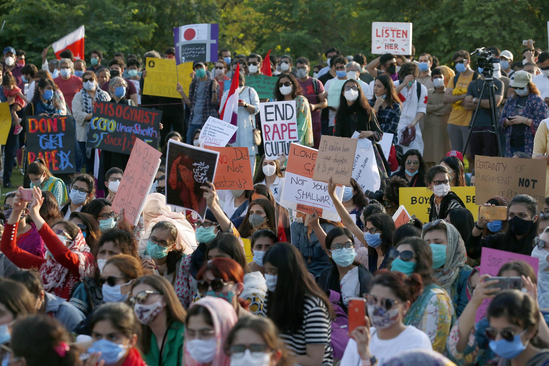 Ženy v Pákistánu protestují kvůli vyšetřování znásilnění