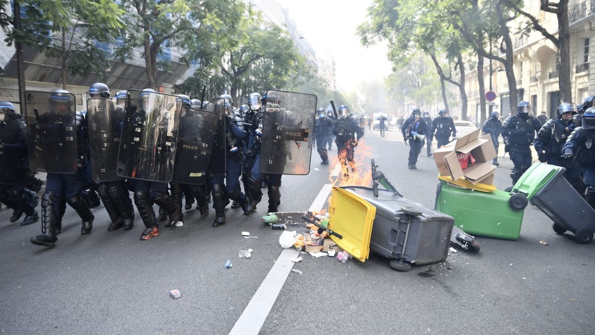 Protest žlutých vest v Paříži provázejí střety s policií