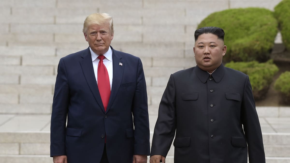 Donald Trump a Kim Čong-un na společném setkání v demilitarizované zóně mezi Severní a Jižní Koreou v červnu 2019