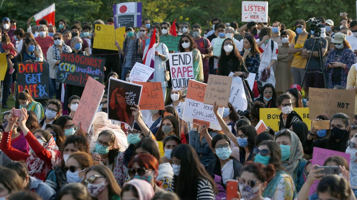 Ženy v Pákistánu protestují kvůli vyšetřování znásilnění