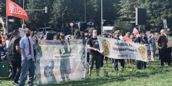 V Hannoveru se protestuje proti koronavirovým opatřením. V rouškách a s rozestupy