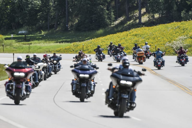 Desítky motokářů přijíždějí na 80. ročník srazu Sturgis Motorcycle Rally v Jižní Dakotě.