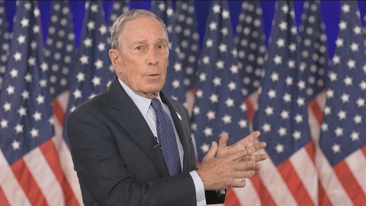 Bývalý starosta New Yorku Michael Bloomberg podpoří kampaň demokratického kandidáta na amerického prezidenta Joea Bidena 100 miliony dolarů.