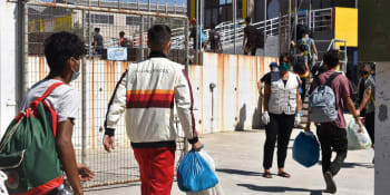 Na ostrově Lesbos začalo stěhování migrantů do nového tábora. Mnozí protestují 