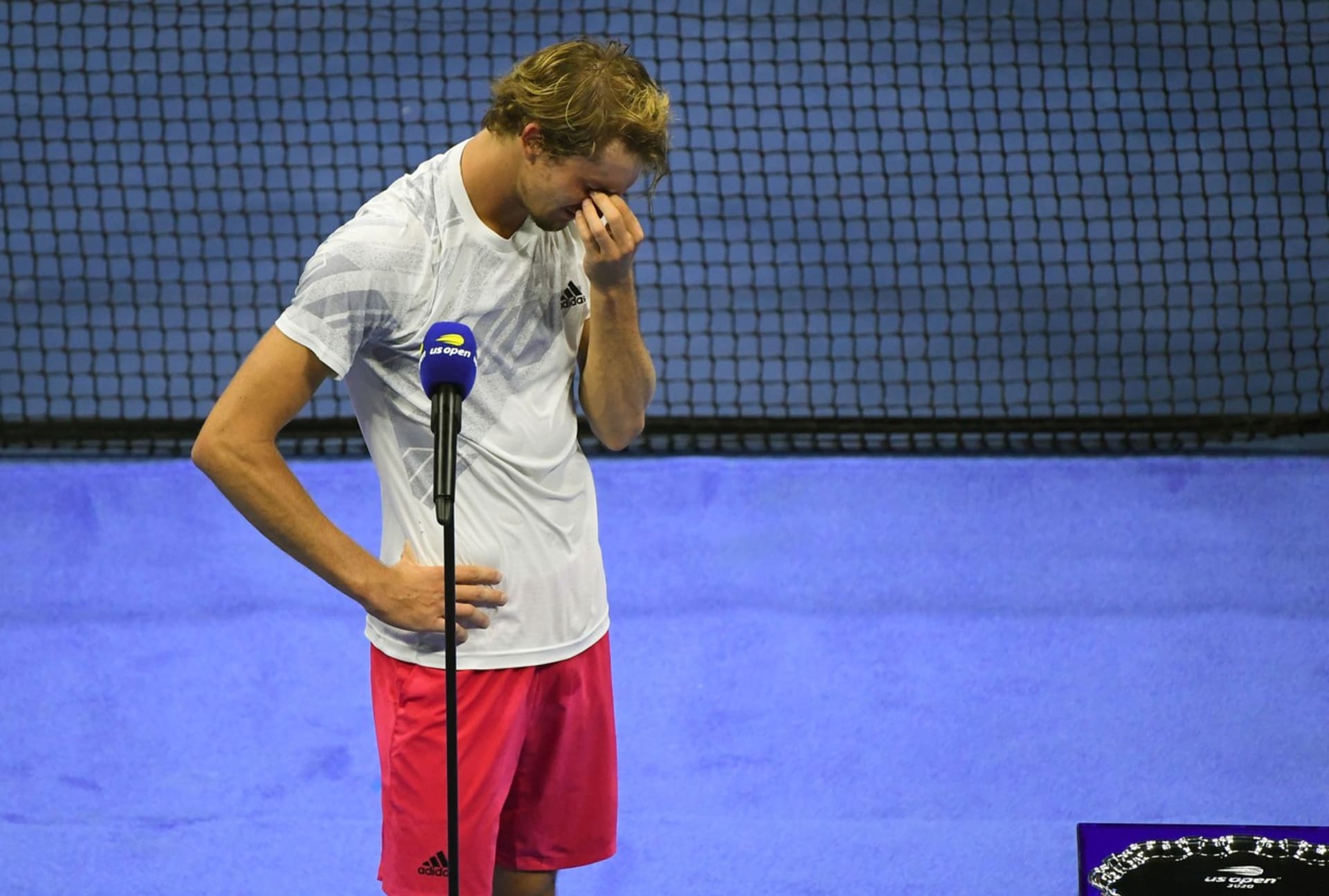 Německý tenista Alexander Zverev pláče při své řeči po prohraném finále tenisového US Open v New Yorku.