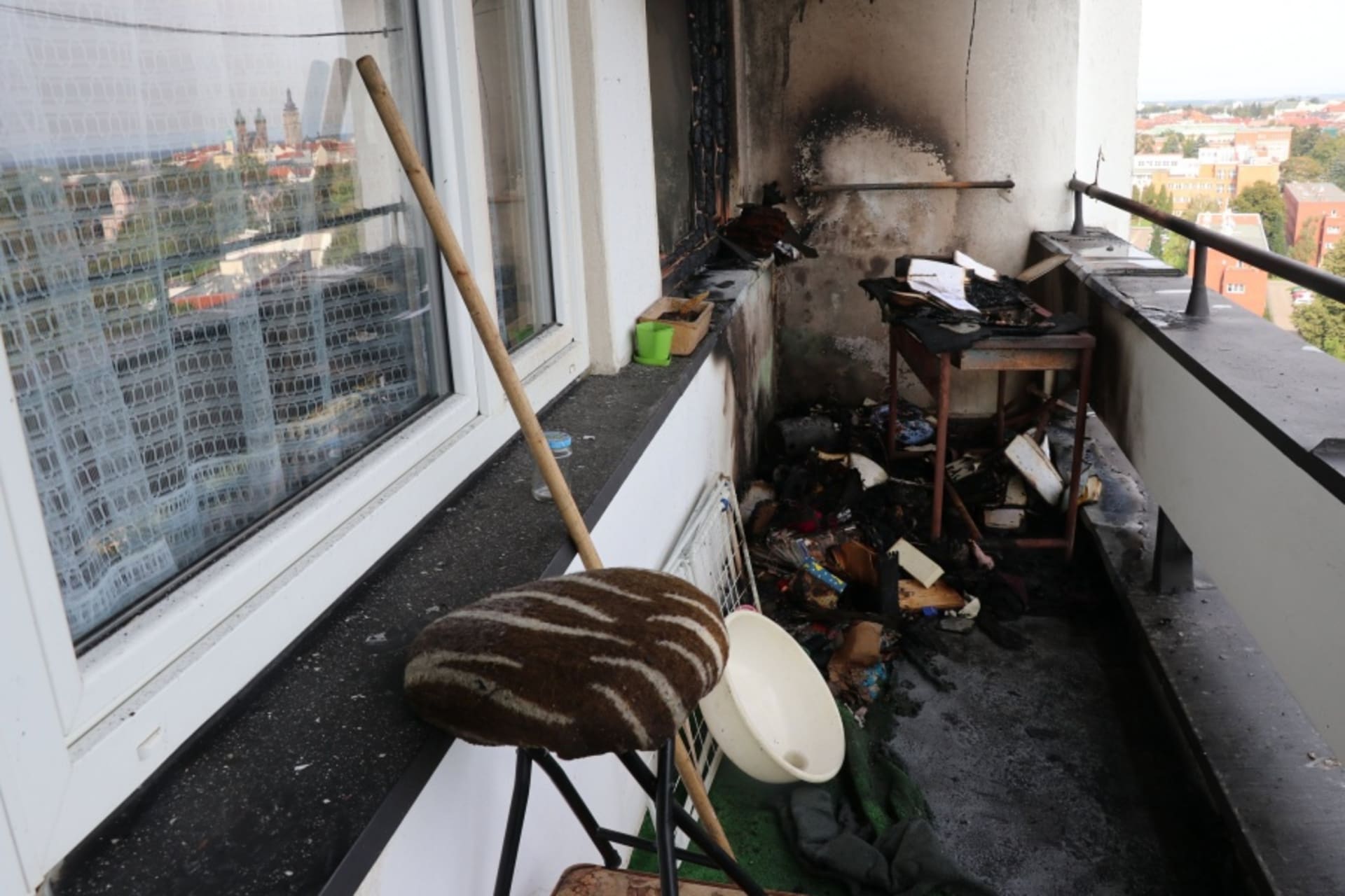 „Šlehající plameny byly podle oznamovatele vidět z posledního patra na balkoně,“ popsala Martina Götzová, tisková mluvčí HZS Královéhradeckého kraje.