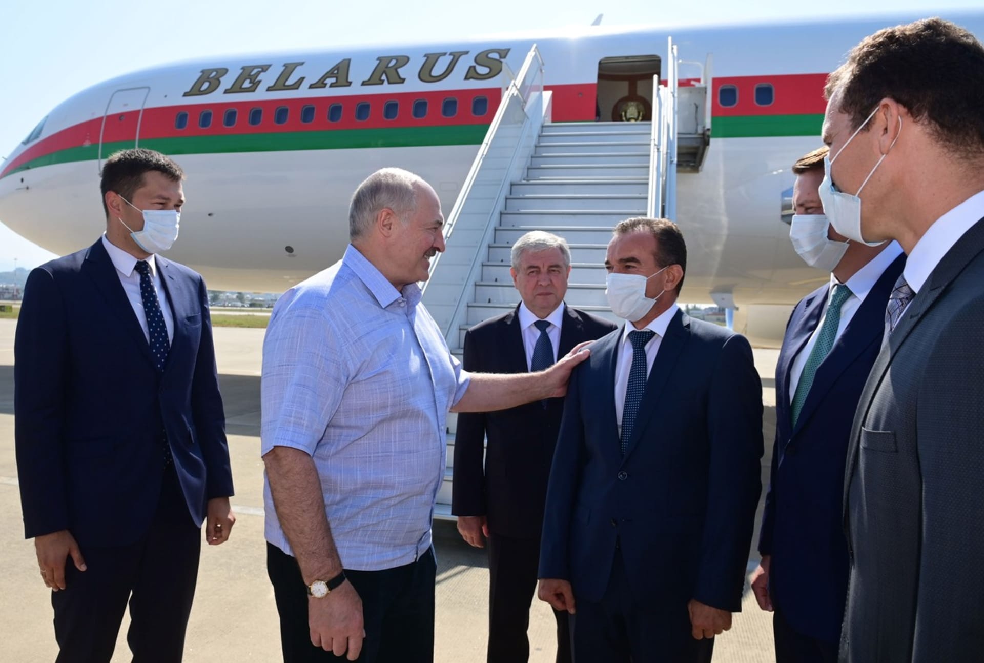 Běloruský prezident Alexandr Lukašenko přiletěl do ruského Soči na setkání s Vladimirem Putinem.