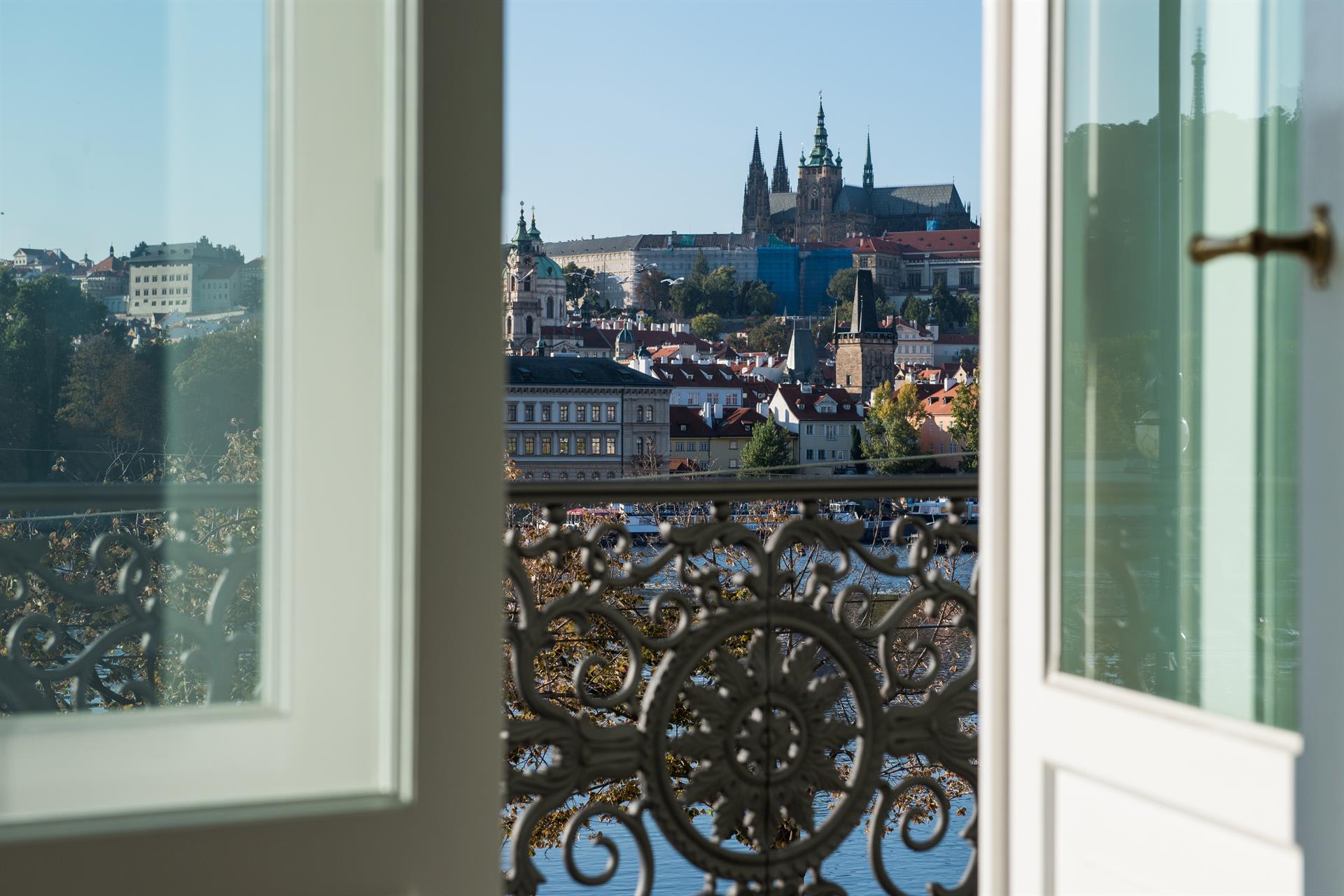 Z bytu je výhled na Petřín, Karlův most a na Hrad